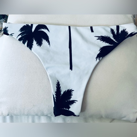 CHEEKY GAL 2 piece Bikini Black & White Hawaiian Print Beautiful Bathing Suit - Picture 4 of 16